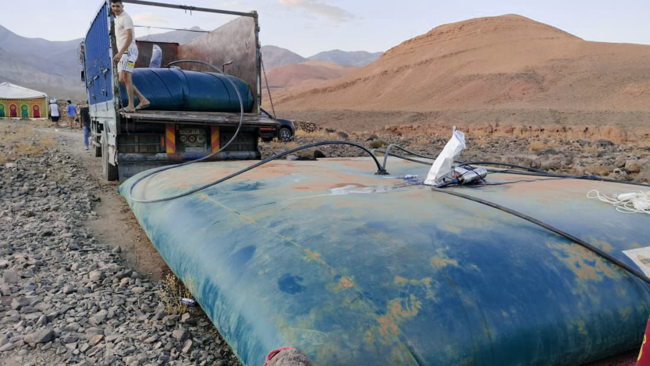 Citerne souple Maciterne Serena Group remplie en zone désertique – solution mobile stockage eau